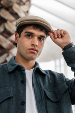 Un joven mexicano con sombrero.